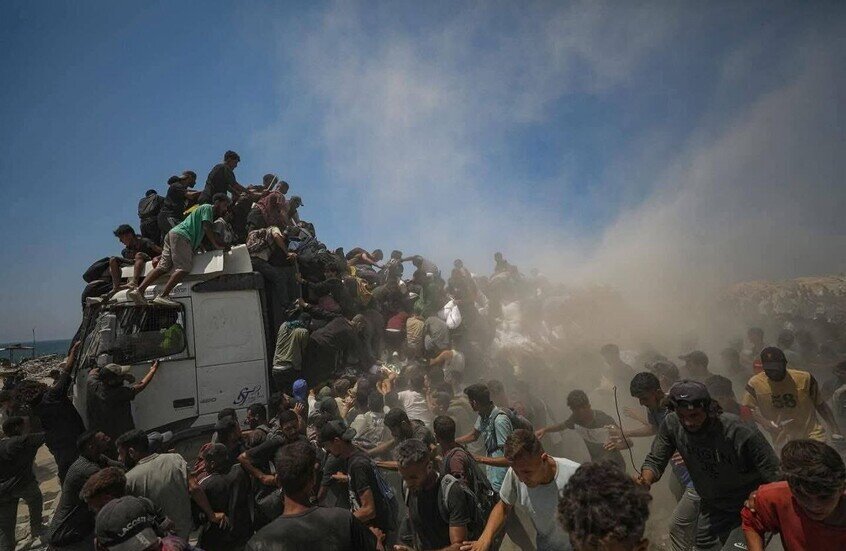 غزة.. مدنيون يرشقون شاحنات مساعدات اعتلاها مسلحون