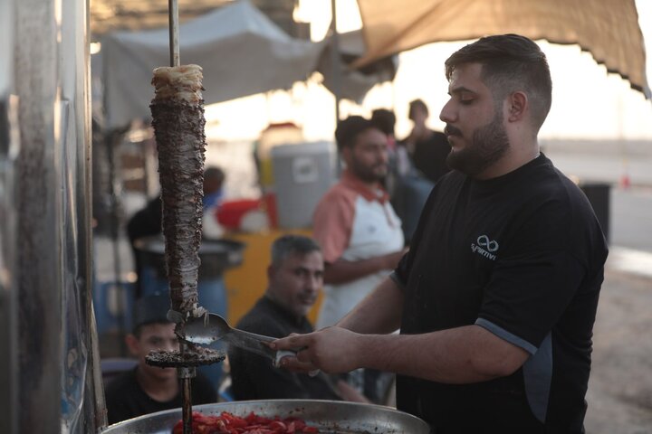 تقرير مصور/ موكب حسيني من البصرة يوفر قاعات منام وافران صمون ومعجنات ووجبات سريعة