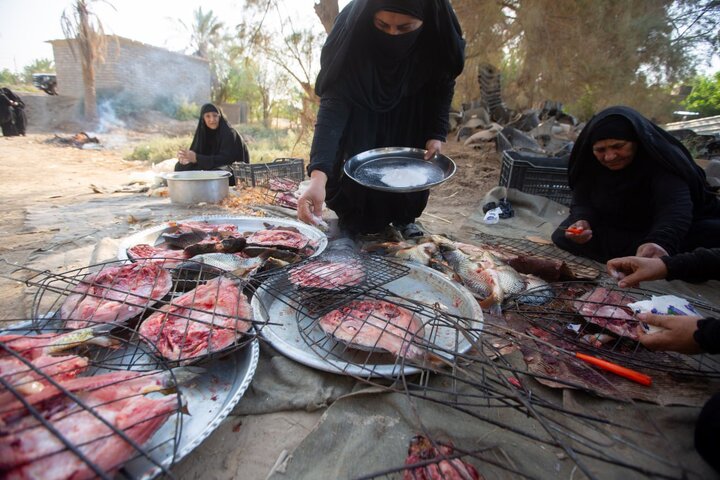 تقرير مصور/ نساء كريمات من عشيرة آل جويبر يقدمن الخدمات لزوار الأربعين الحسيني
