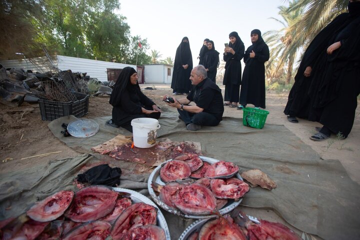 تقرير مصور/ نساء كريمات من عشيرة آل جويبر يقدمن الخدمات لزوار الأربعين الحسيني