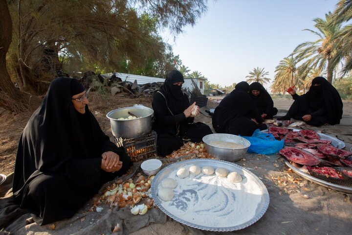 تقرير مصور/ نساء كريمات من عشيرة آل جويبر يقدمن الخدمات لزوار الأربعين الحسيني