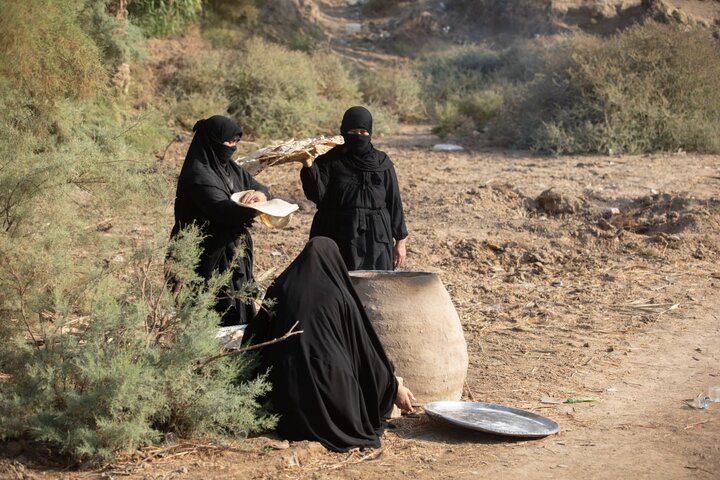تقرير مصور/ نساء كريمات من عشيرة آل جويبر يقدمن الخدمات لزوار الأربعين الحسيني
