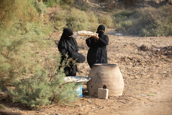 تقرير مصور/ نساء كريمات من عشيرة آل جويبر يقدمن الخدمات لزوار الأربعين الحسيني