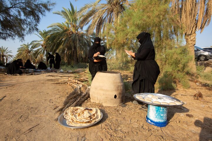 تقرير مصور/ نساء كريمات من عشيرة آل جويبر يقدمن الخدمات لزوار الأربعين الحسيني