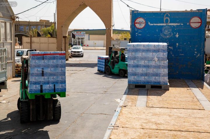 تقرير مصور/ العتبة العلويّة تباشر بتوزيع مياه لزائري الأربعين بطاقة تتجاوز المليون قدح يوميًا