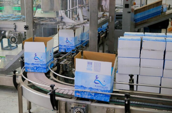 تقرير مصور/ العتبة العلويّة تباشر بتوزيع مياه لزائري الأربعين بطاقة تتجاوز المليون قدح يوميًا