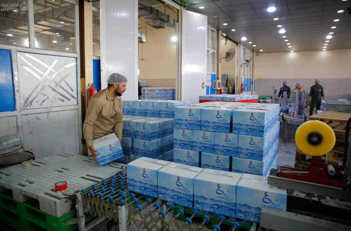 تقرير مصور/ العتبة العلويّة تباشر بتوزيع مياه لزائري الأربعين بطاقة تتجاوز المليون قدح يوميًا