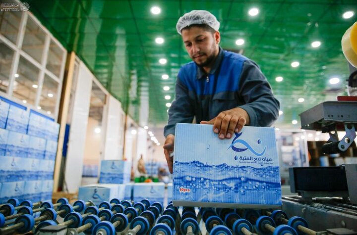 تقرير مصور/ العتبة العلويّة تباشر بتوزيع مياه لزائري الأربعين بطاقة تتجاوز المليون قدح يوميًا