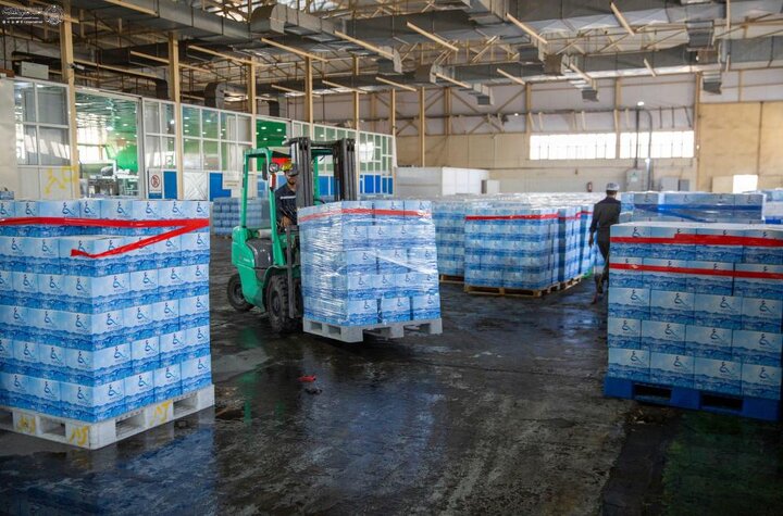 تقرير مصور/ العتبة العلويّة تباشر بتوزيع مياه لزائري الأربعين بطاقة تتجاوز المليون قدح يوميًا