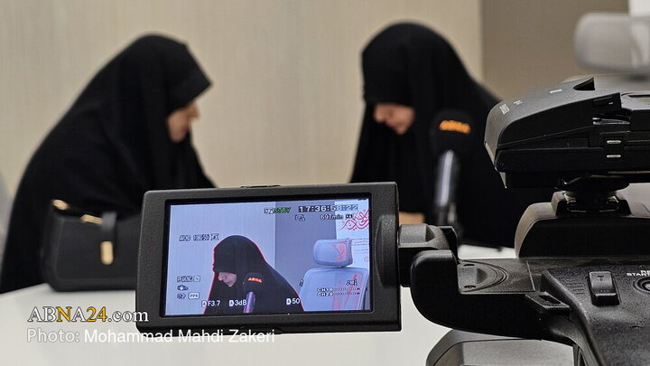 حضور همسر شهید محمد خاکی و مادر شهید نوجوان محمدحسین خاکی از شهدای جنگ 12 روزه، در خبرگزاری اهل‌بیت(ع) ـ ابنا