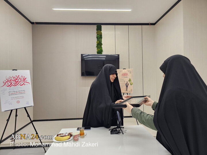 حضور همسر شهید محمد خاکی و مادر شهید نوجوان محمدحسین خاکی از شهدای جنگ 12 روزه، در خبرگزاری اهل‌بیت(ع) ـ ابنا