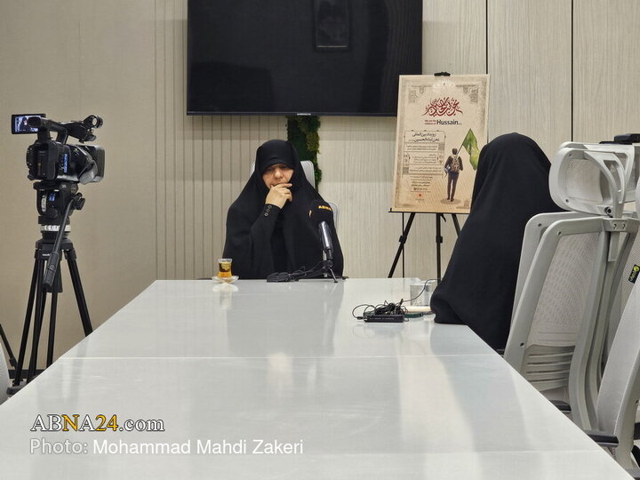 حضور همسر شهید محمد خاکی و مادر شهید نوجوان محمدحسین خاکی از شهدای جنگ 12 روزه، در خبرگزاری اهل‌بیت(ع) ـ ابنا