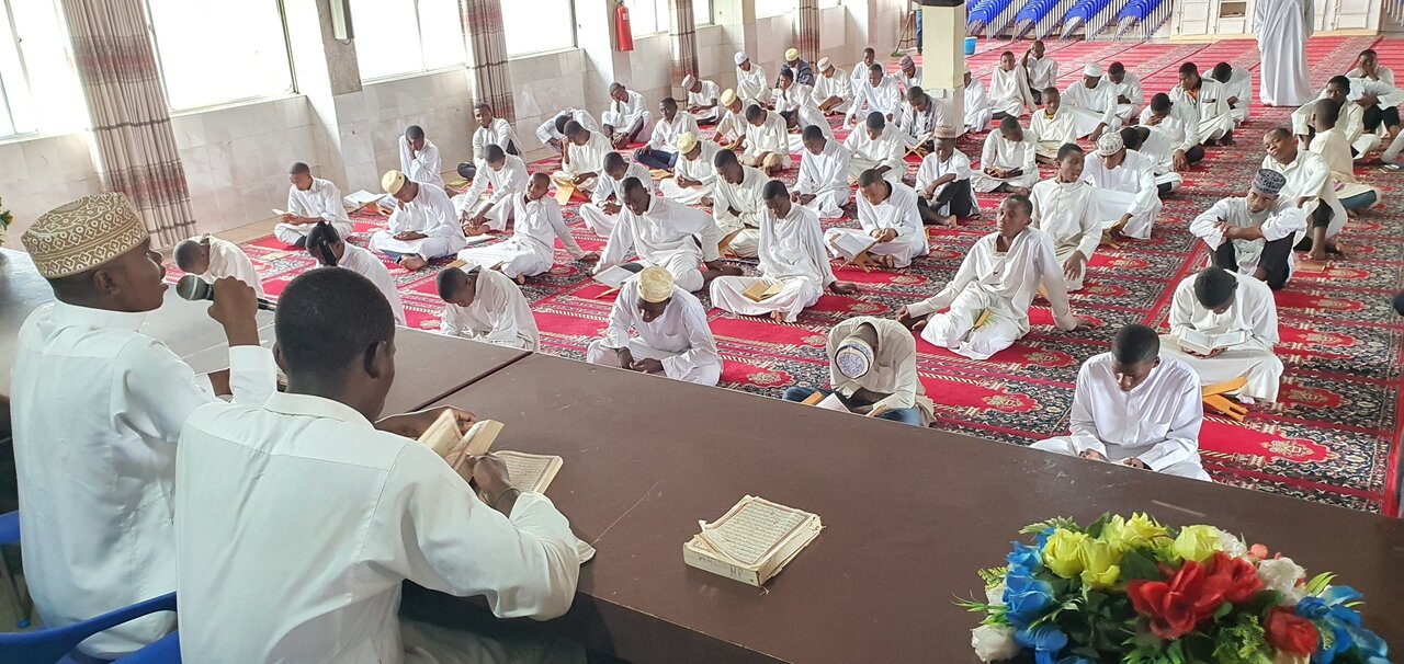 Qur’an Ni Mizani ya Umoja na Uongozi – Sheikh Jafari Afundisha Maneno ya Imam Ali (a.s) kuhusiana na Darasa la Qur'an - Jamiat Al-Mustafa (S) +Picha
