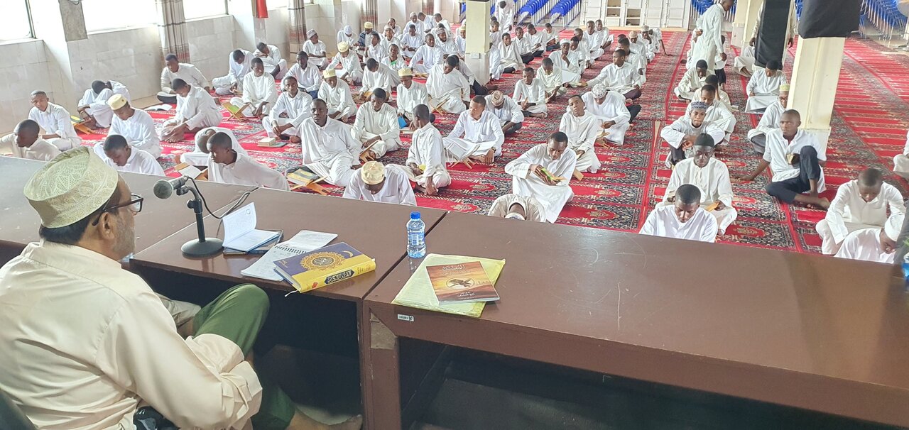 Qur’an Ni Mizani ya Umoja na Uongozi – Sheikh Jafari Afundisha Maneno ya Imam Ali (a.s) kuhusiana na Darasa la Qur'an - Jamiat Al-Mustafa (S) +Picha