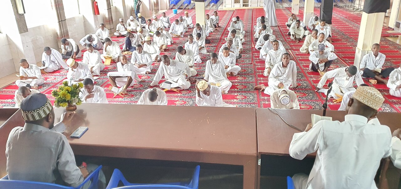 Qur’an Ni Mizani ya Umoja na Uongozi – Sheikh Jafari Afundisha Maneno ya Imam Ali (a.s) kuhusiana na Darasa la Qur'an - Jamiat Al-Mustafa (S) +Picha