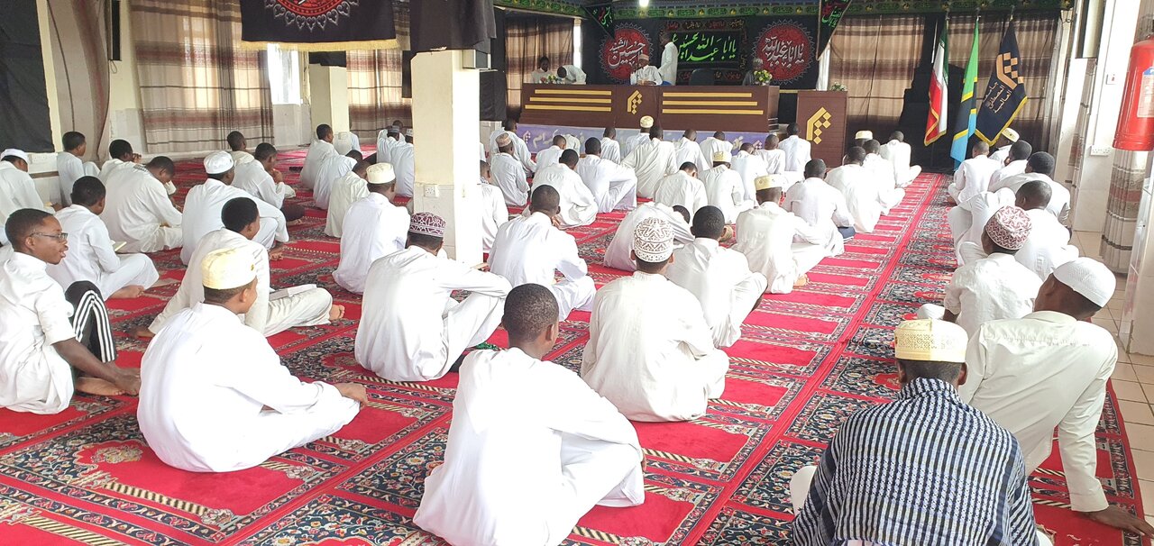 Qur’an Ni Mizani ya Umoja na Uongozi – Sheikh Jafari Afundisha Maneno ya Imam Ali (a.s) kuhusiana na Darasa la Qur'an - Jamiat Al-Mustafa (S) +Picha