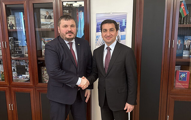 Əliyevlər sülalə rejiminin Rusiyaya siyasi güc nümayişi: Hikmət Hacıyev Ukrayna səfiri ilə strateji tərəfdaşlığı müzakirə edib