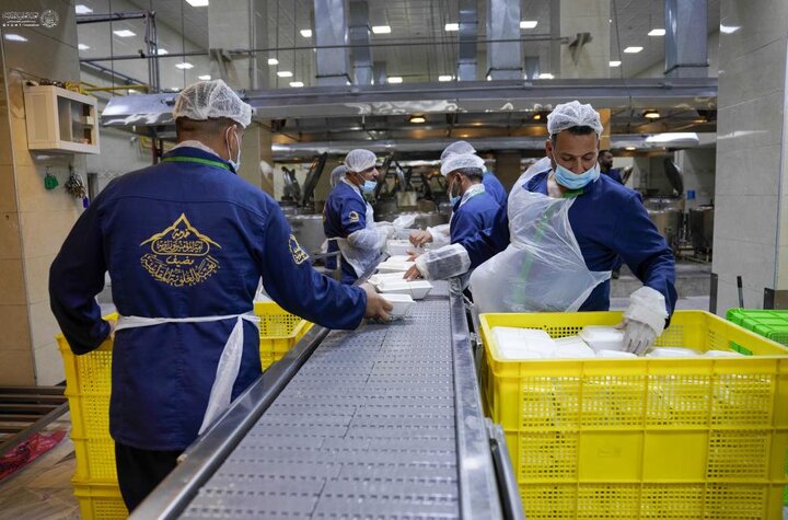 تقرير مصور/ أولى مواقع الضيافة للعتبة العلويّة المقدّسة.. توزيع آلاف الوجبات لزوّار الأربعين