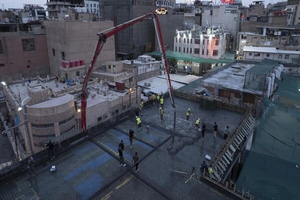 إنهاء صبّ سقف الطابق الأول في المساحات الإضافية لصحن أمّ البنين (عليها السلام)