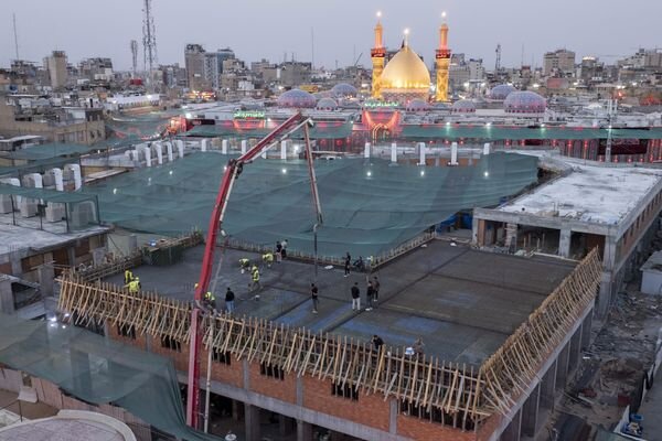 إنهاء صبّ سقف الطابق الأول في المساحات الإضافية لصحن أمّ البنين (عليها السلام)