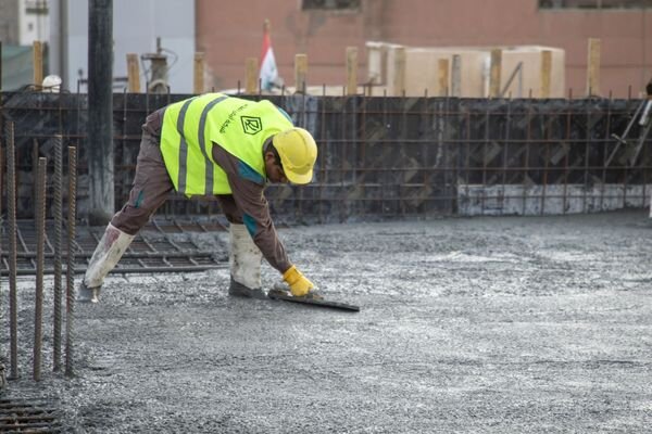 إنهاء صبّ سقف الطابق الأول في المساحات الإضافية لصحن أمّ البنين (عليها السلام)