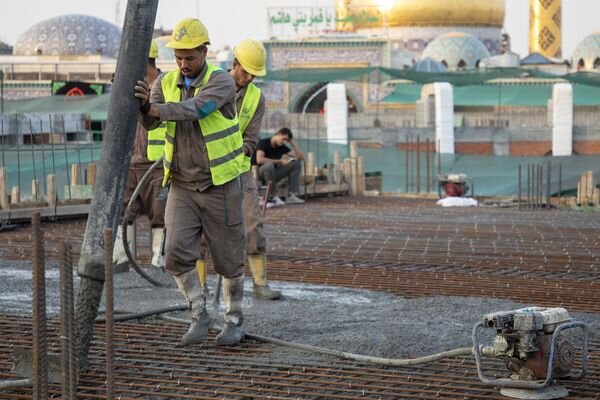 إنهاء صبّ سقف الطابق الأول في المساحات الإضافية لصحن أمّ البنين (عليها السلام)