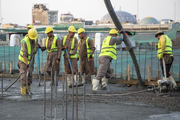 إنهاء صبّ سقف الطابق الأول في المساحات الإضافية لصحن أمّ البنين (عليها السلام)