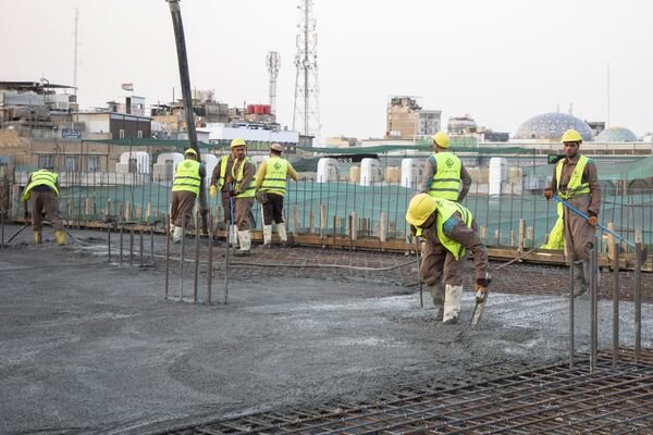 إنهاء صبّ سقف الطابق الأول في المساحات الإضافية لصحن أمّ البنين (عليها السلام)