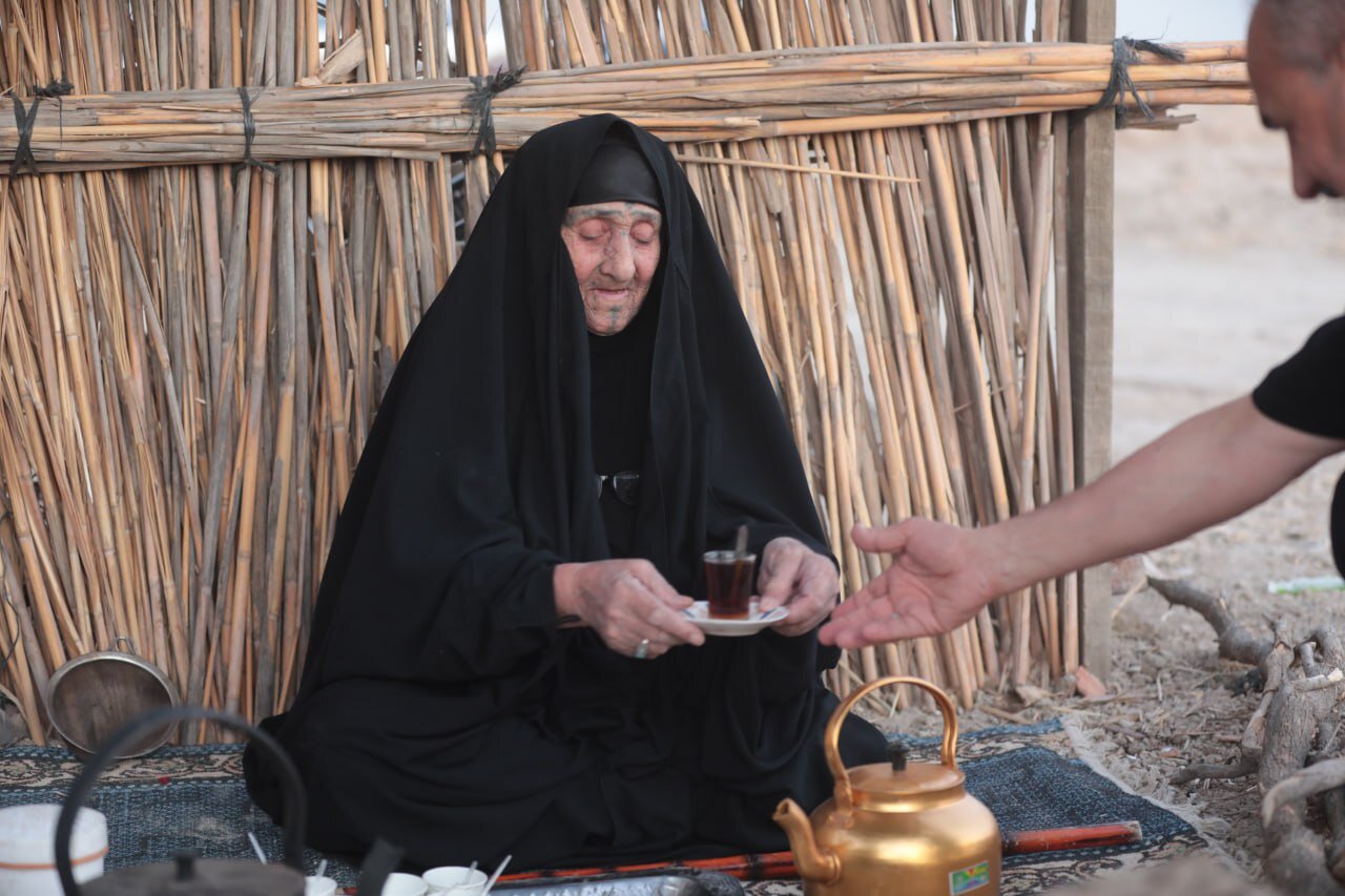 الحاجة "ام لفتة" رغم كبر سنها تواصل في خدمة زوار الأربعين الحسيني