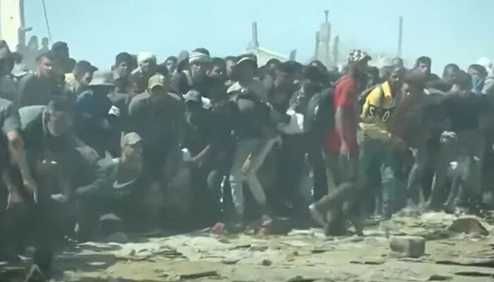 اقوام متحدہ کے کیمروں نے امداد کیلئے جمع فلسطینیوں پر اسرائیلی فوج کی فائرنگ کے مناظر دکھا دیے اقوام متحدہ کے کیمروں نے امداد کیلئے جمع فلسطینیوں پر اسرائیلی فوج کی فائرنگ کے مناظر دکھا دیے