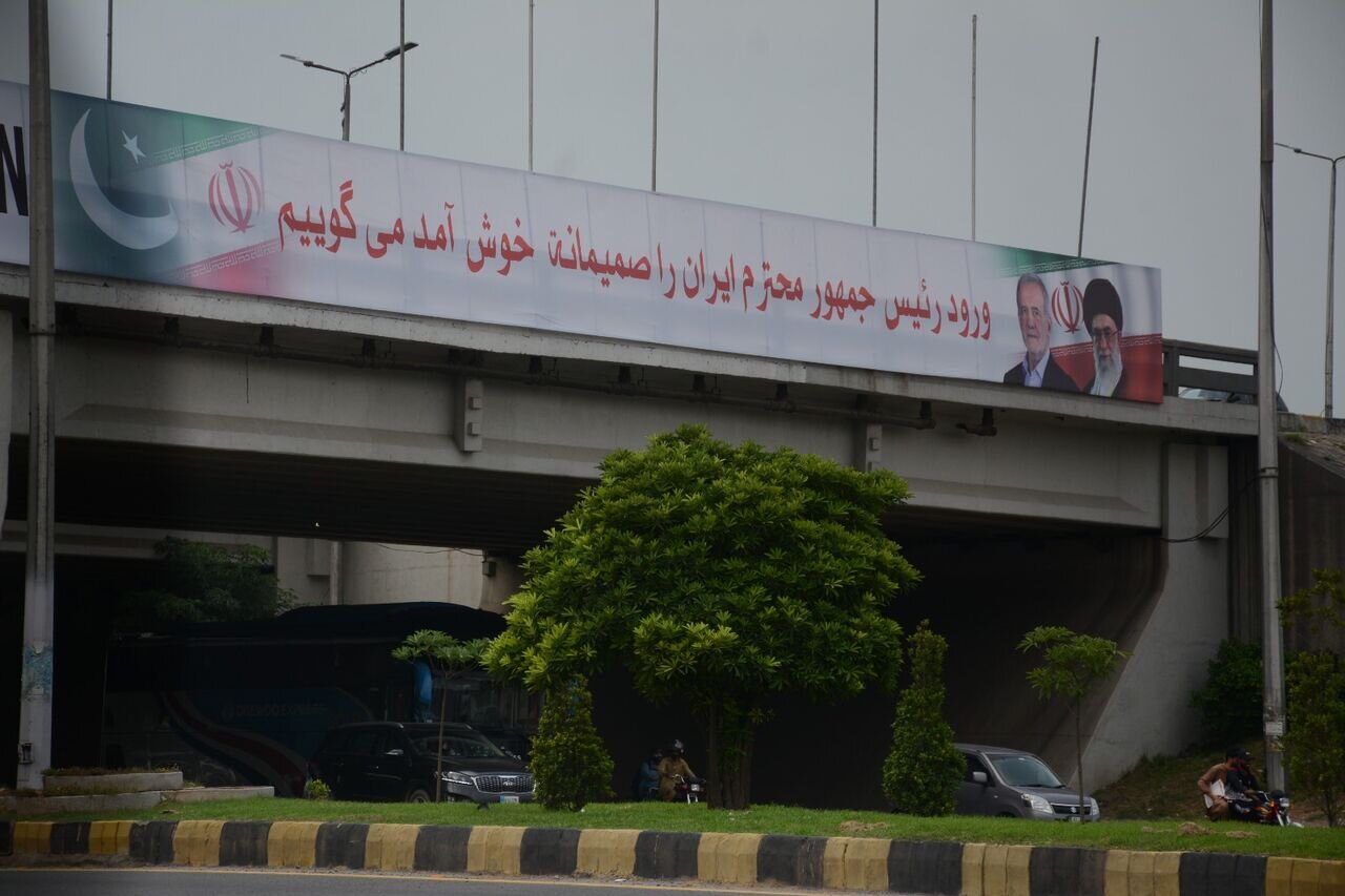 شوارع باكستان تتزيّن بصور قائد الثورة الاسلامية والرئيس بزشكيان
