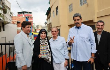 Jornalista iraniana Sahar Emami recebe o Prêmio Simón Bolívar por sua coragem durante ataque israelense; Maduro presta homenagem