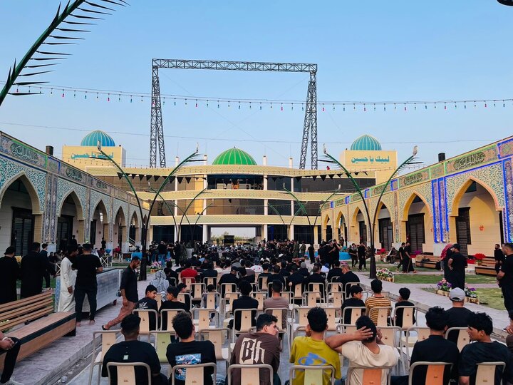 تقرير مصور/ حسينية كبيرة بين كربلاء والنجف بجهود تبرعات من محبي أهل البيت(ع) لخدمة زوار الأربعين