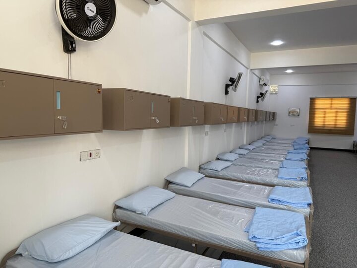 تقرير مصور/ حسينية كبيرة بين كربلاء والنجف بجهود تبرعات من محبي أهل البيت(ع) لخدمة زوار الأربعين