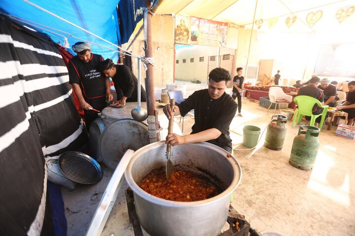 تقرير مصور/ جانب من الكرم العراقي في خدمة زوار الأربعين الحسيني