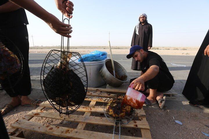 تقرير مصور/ جانب من الكرم العراقي في خدمة زوار الأربعين الحسيني