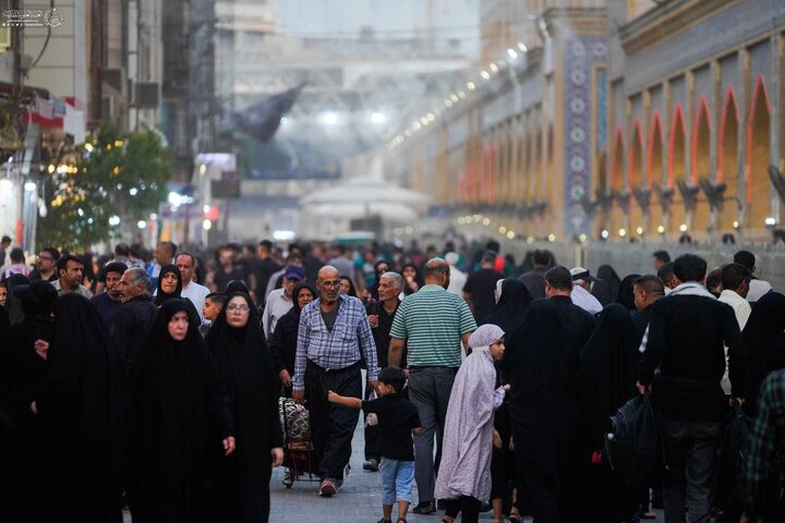 حشود الزائرين تكتبُ أولى سطور حكاية الأربعين في محيط الصحن العلوي المُطهّر