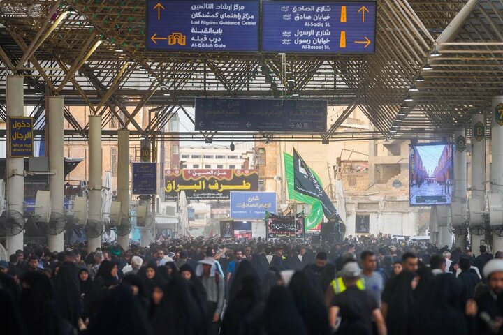 حشود الزائرين تكتبُ أولى سطور حكاية الأربعين في محيط الصحن العلوي المُطهّر