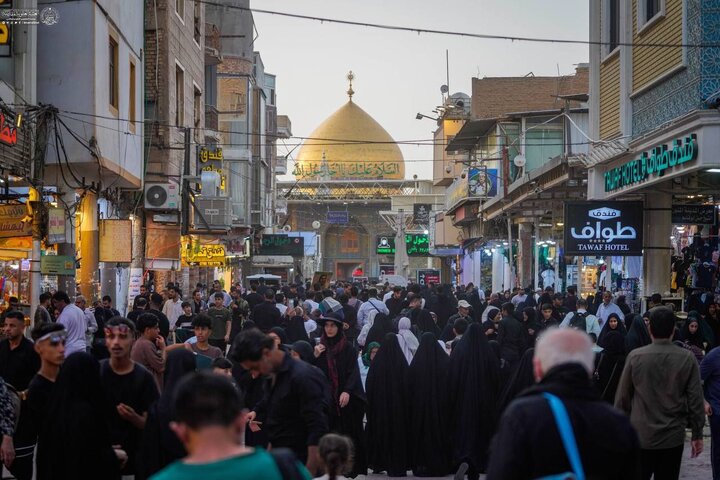 حشود الزائرين تكتبُ أولى سطور حكاية الأربعين في محيط الصحن العلوي المُطهّر