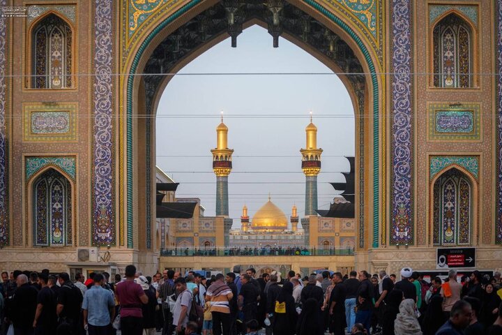 حشود الزائرين تكتبُ أولى سطور حكاية الأربعين في محيط الصحن العلوي المُطهّر