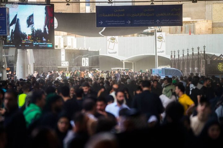 حشود الزائرين تكتبُ أولى سطور حكاية الأربعين في محيط الصحن العلوي المُطهّر
