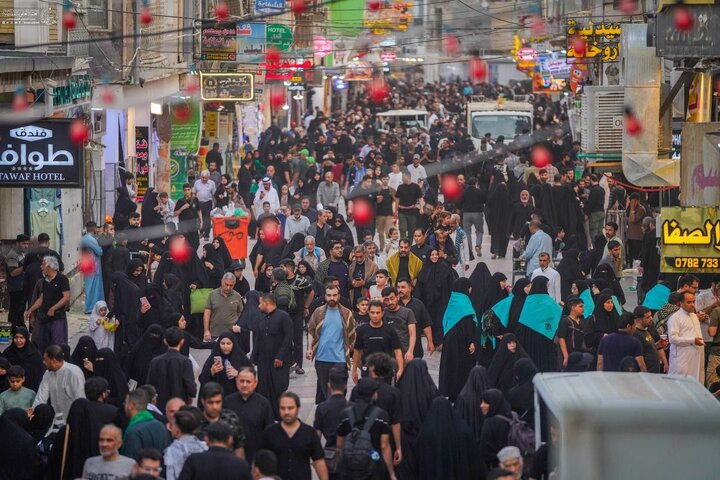 حشود الزائرين تكتبُ أولى سطور حكاية الأربعين في محيط الصحن العلوي المُطهّر