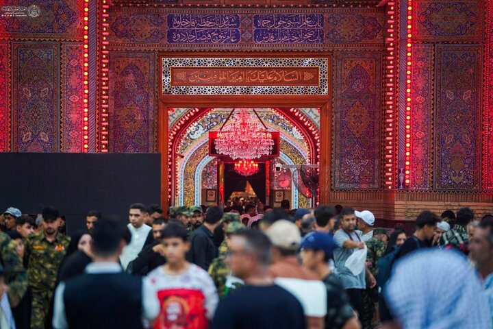 حشود الزائرين تكتبُ أولى سطور حكاية الأربعين في محيط الصحن العلوي المُطهّر