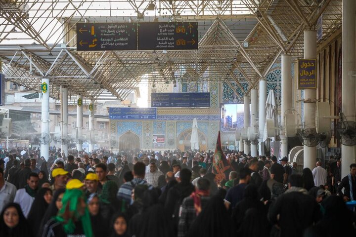 حشود الزائرين تكتبُ أولى سطور حكاية الأربعين في محيط الصحن العلوي المُطهّر