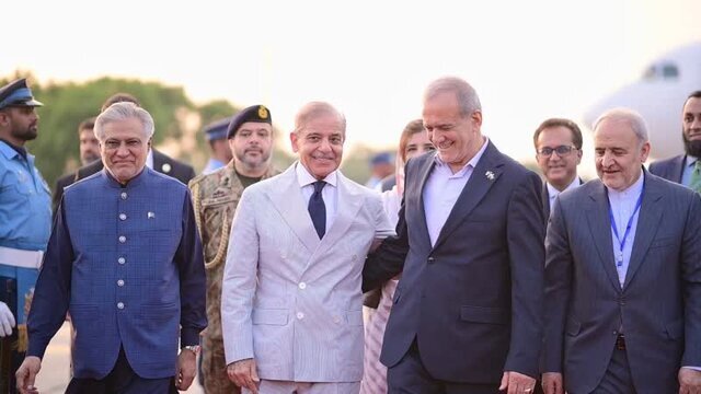 توئیت نخست‌وزیر پاکستان درباره سفر پزشکیان: ما مشتاقانه منتظر تعاملات اساسی خود در طول این سفر مهم هستیم