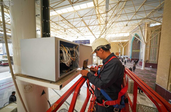 تقرير مصور/ نصب 47 جهازًا لبَثّ الإنترنت بالمجّان في صحن الإمام علي (ع) خدمةً لزوار الأربعين الحسيني
