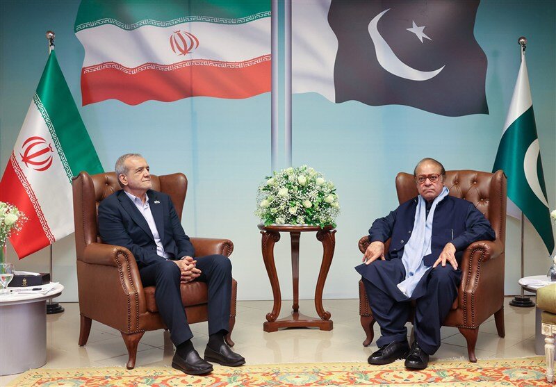 بزشكيان يزور باكستان ويلتقي شريف في العاصمة إسلام آباد