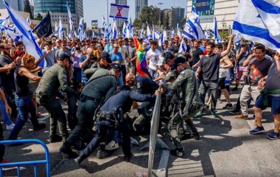 Video: Protesters Against Netanyahu Took to the Streets with Barbed Wire