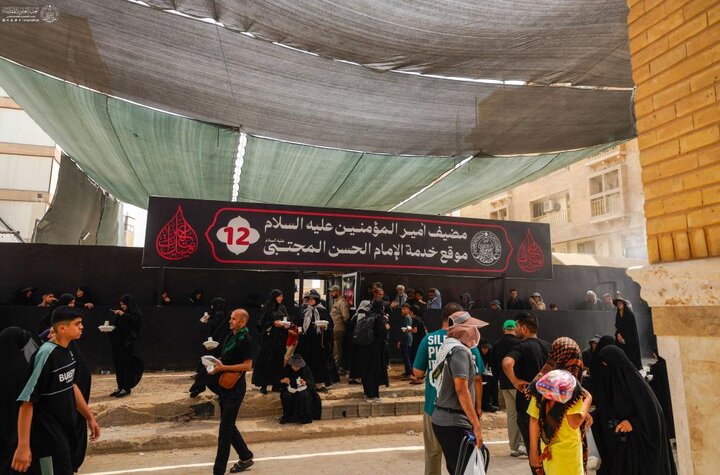 تقرير مصور/ موكب الإمام الحسن المجتبى (ع) للعتبة العلوية يواصل تقديم الخدمات الغذائية لزوار الأربعين