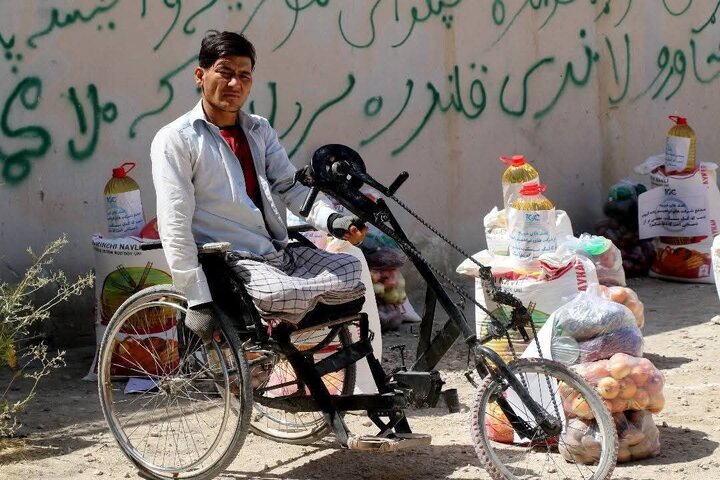 توزیع بسته‌های غذایی برای ۳۰۰ خانواده نیازمند در شهر مزار شریف افغانستان + تصاویر